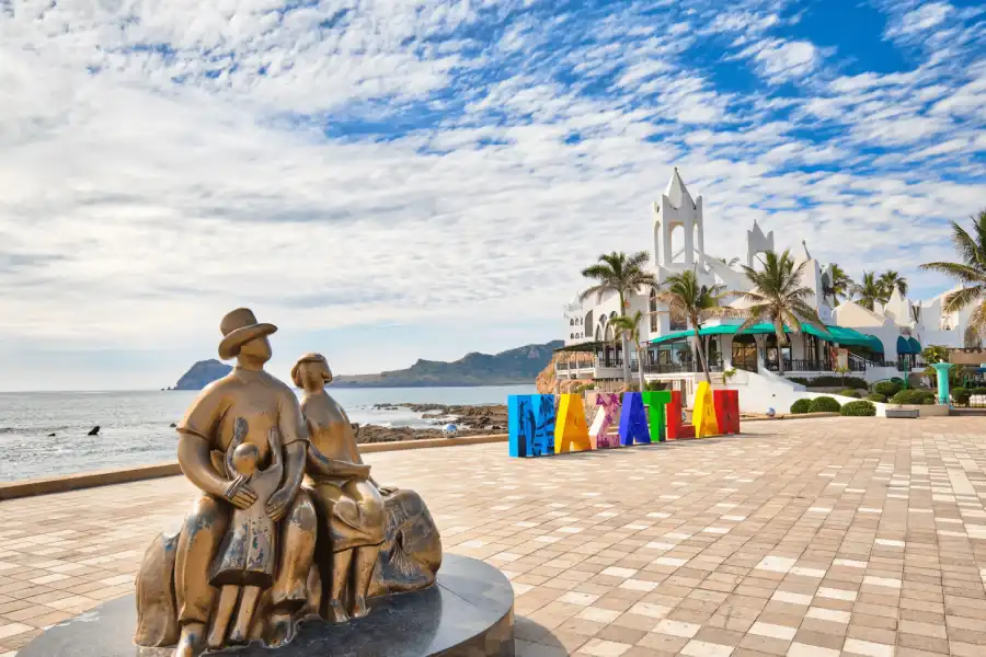 Vuela de Monterrey a Mazatlán